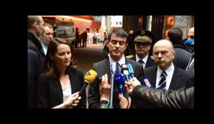 Manuel Valls à la sortie du CHU