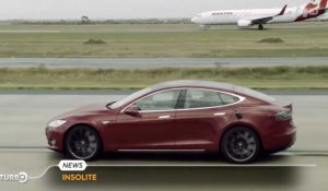 Duel entre une Tesla et un boeing - ZAPPING AUTO DU 11/04/2016