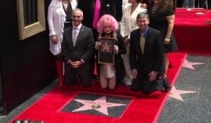 La chanteuse américaine Cindy Lauper a son étoile à Hollywood