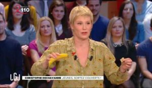 Christophe Dechavanne et Beth Ditto enfilent un préservatif sur une banane