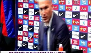 Quand Zidane colle son chewing-gum sous la table de presse du Barça