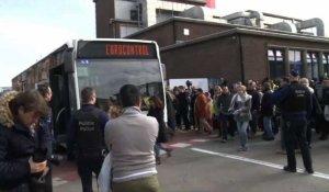Explosions/Bruxelles: les passagers de l'aéroport évacués en bus