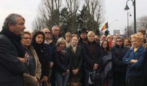 Hommage aux victimes des attentats de Bruxelles sur le pont des Belges