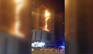 Spectaculaire incendie dans deux tours près de Dubaï