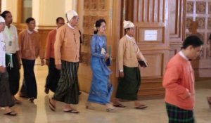 Suu Kyi arrive au parlement pour la passation de pouvoir