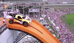 Le zapping du 21/03 : Le record du monde de saut en voiture !