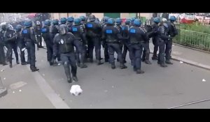 Quand la Police joue au foot en pleine manifestation !