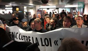 Macron a eu droit à un accueil hostile de la CGT dans une Fnac à Paris