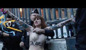 Des Femen enchaînées au Palais de justice en soutien à Jacqueline Sauvage