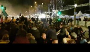 Paris: 200 policiers "en colère" défilent à nouveau sur les Champs-Elysées