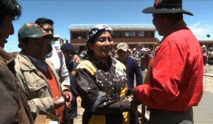 La maire bolivienne qui participe aux travaux d'une école