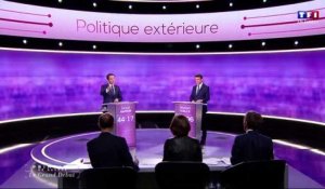 Le débat de la primaire : Benoît Hamon ne connaît pas le prix d'un porte-avion