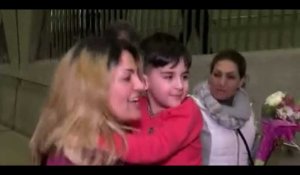 La vidéo émouvante d'une maman qui retrouve son fils bloqué à la frontière américaine...