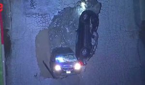 À Los Angeles, un trou engloutit deux voitures