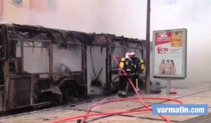 Un bus en feu en plein centre ville à Hyères