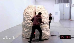 L'artiste Abraham Poincheval sort enfin de sa pierre - ZAPPING ACTU DU 03/03/2017