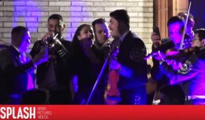 Salma Hayek chante avec un groupe de mariachi après les Oscars