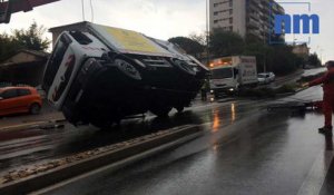 Le camion benne finit sa course sur le flanc, un blessé léger