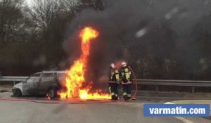 Voiture en feu au rond point des Tuileries à Forcalqueiret