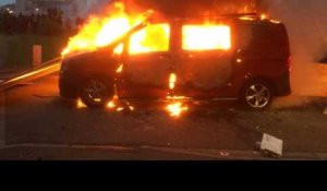 Un camion de RTL brûlé en marge de la manifestation à Bobigny