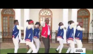 Kenya : la danse du président Uhuru Kenyatta pour inciter la population à aller voter