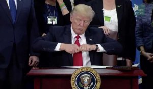 Donald Trump n'arrive pas à ouvrir son stylo et déclenche une guerre sur Photoshop