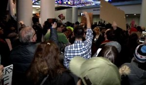 Des "voyageurs interdits" libérés de l'aéroport de Chicago