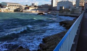 Marseille : vagues et rafales de vent sur la Corniche aux Catalans