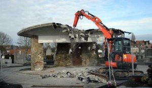 Mouscron: démolition du calvaire au cimetière du Centre