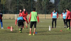 Les footballeurs de l' Excel Mouscron s' échauffent Video2  Eric Ghislain