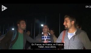 Des réfugiés en route pour la France remercient Chirac en chantant
