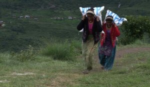 Au Népal, les survivants du séisme se muent en porteurs