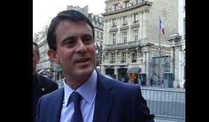 Droit d'asile: Valls soigne sa com'