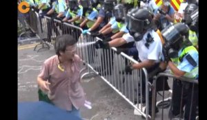 Hong-Kong : Un manifestant aspergé à la bombe lacrymogène dans les yeux