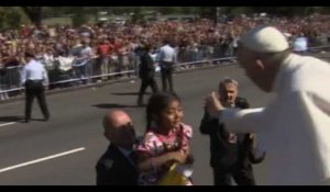 Comment une fillette vole la vedette au pape sur les télés, en 42 secondes