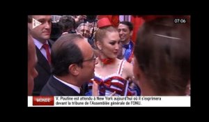 François Hollande pose avec les danseuses du Moulin Rouge - ZAPPING ACTU DU 28/09/2015