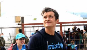 L'acteur Orlando Bloom auprès de migrants à la frontière gréco-macédonienne