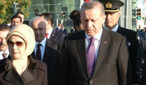 Turquie : Erdogan se recueille sur les lieux de l'attentat