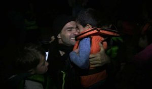 Grèce: émus, des migrants arrivent par canot sur l'île de Lesbos