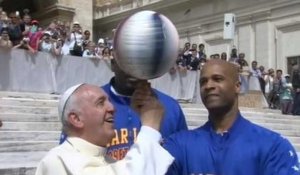 Le pape François s'essaie au Basket