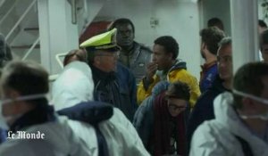 Les migrants rescapés arrivent en Sicile