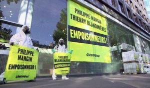 Pesticides: action de Greenpeace devant le siège de InVivo