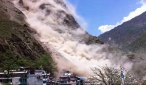 Séisme au Népal: impressionnant glissement de terrain à Dhunchet