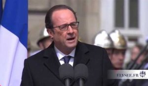 Hollande : les trois policiers "sont morts pour que nous puissions vivre libres"