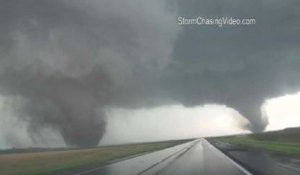 Des tornades jumelles dévastent un village du Nebraska