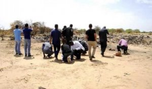 Mali: des proches des vicitimes se recueillent sur le site du crash 