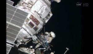 Sortie dans l'espace de deux cosmonautes sur l'ISS