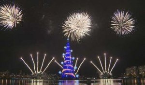 Un gigantesque sapin de Noël flottant inauguré à Rio de Janeiro