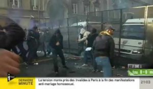 Violents affrontements entre manifestants et policiers aux Invalides