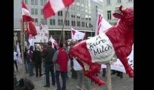 Bruxelles : les agriculteurs arrosent de lait la police et le Parlement